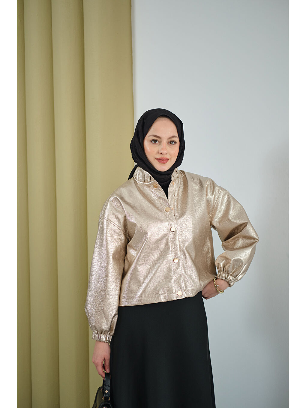 Kadın Parlak Rugan Kısa Ceket Bej-4