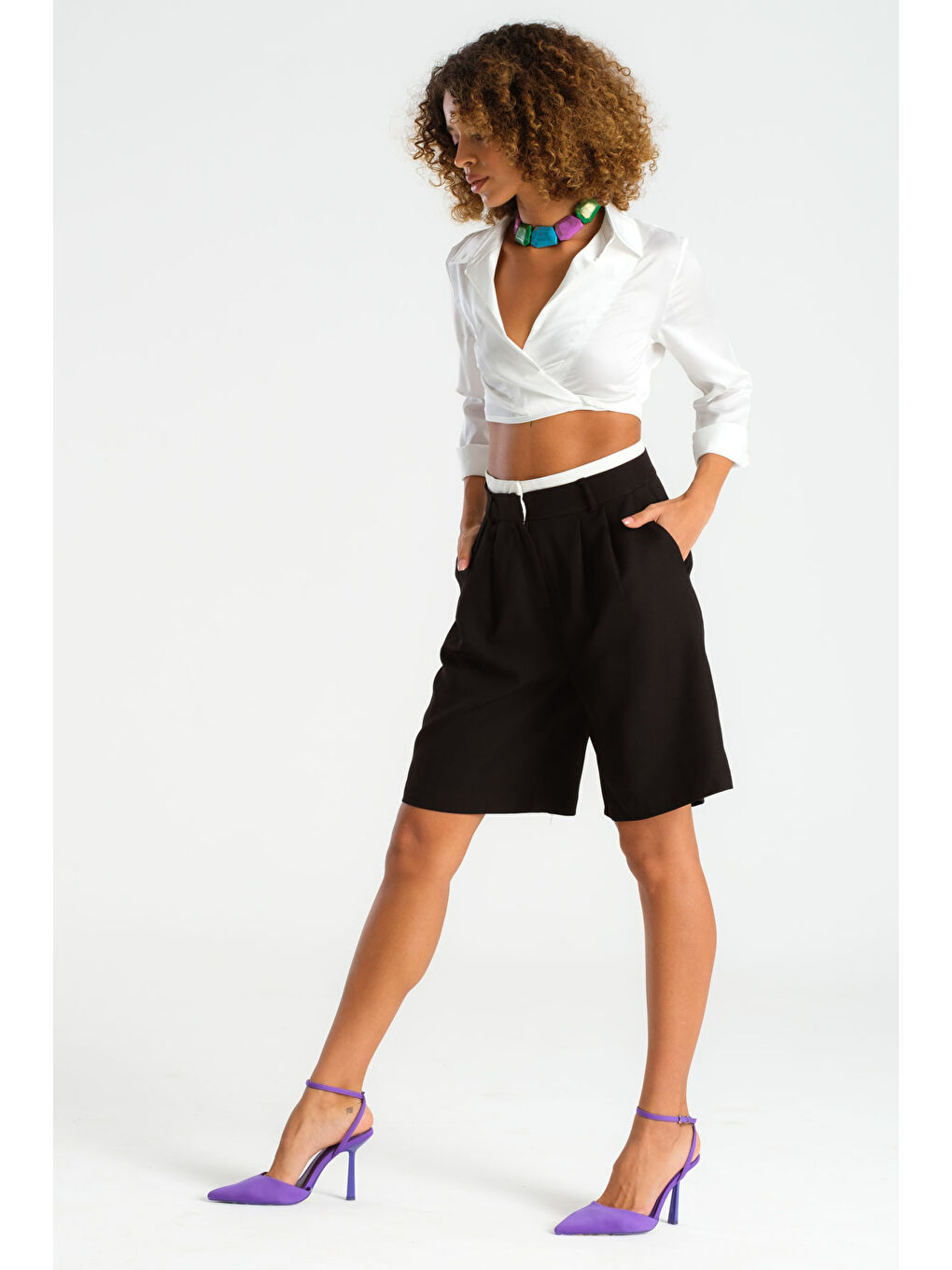 Kadın Siyah Renk Kemer Detaylı Bol Kalıp Pensli Kumaş Şort-2