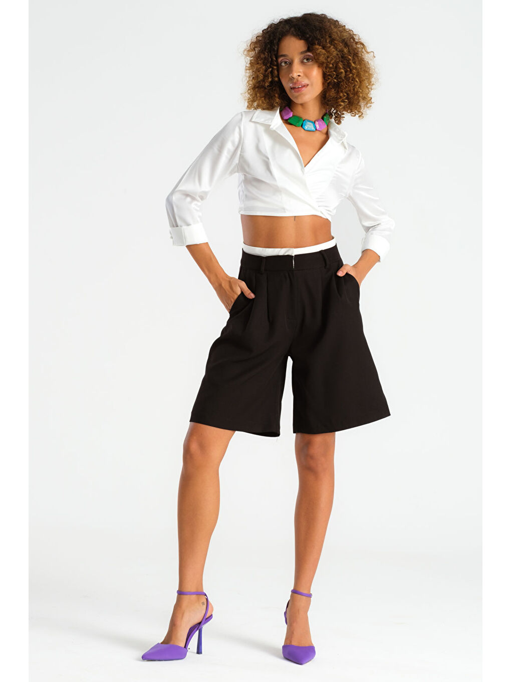 Kadın Siyah Renk Kemer Detaylı Bol Kalıp Pensli Kumaş Şort-4