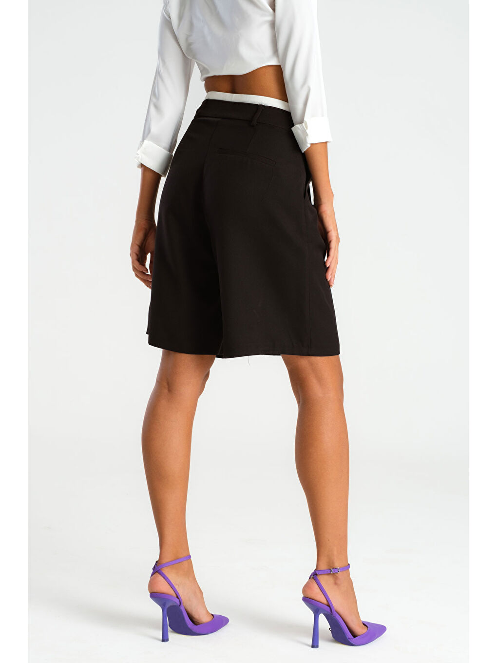 Kadın Siyah Renk Kemer Detaylı Bol Kalıp Pensli Kumaş Şort-5