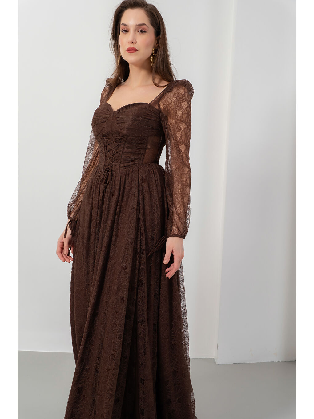Kadın Kahverengi Dar Kalıp Uzun Kol Bacak Dekolteli Dantelli Abiye Elbise-1
