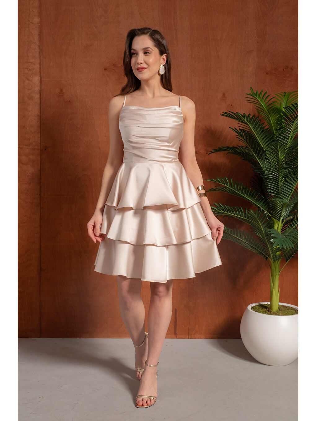 Kadın Bej İnce Askılı Degaje Yaka Mini Saten Mezuniyet Abiye Elbise-1