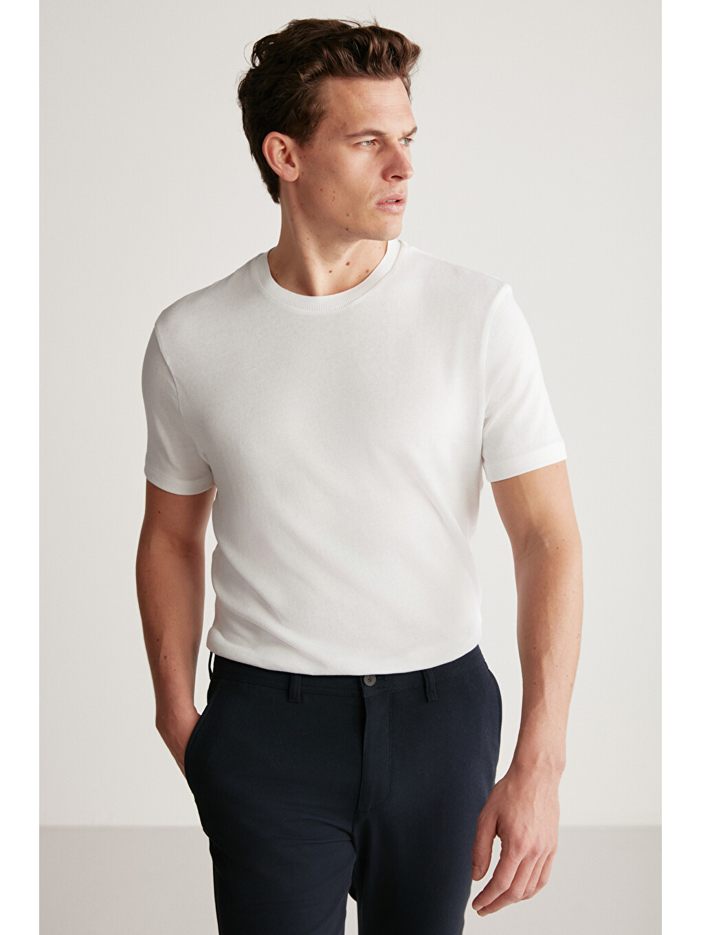 Erkek Slim Fit Triko Görünümlü Kumaşlı Triko Yakalı Kalın Dokulu Beyaz Tişört-1