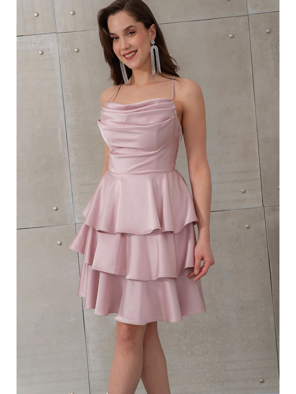 Pembe Kadın Pudra İnce Askılı Degaje Yaka Mini Saten Mezuniyet Abiye Elbise-2