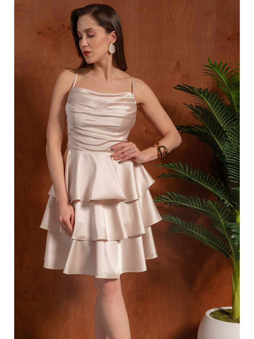 Kadın Bej İnce Askılı Degaje Yaka Mini Saten Mezuniyet Abiye Elbise-2