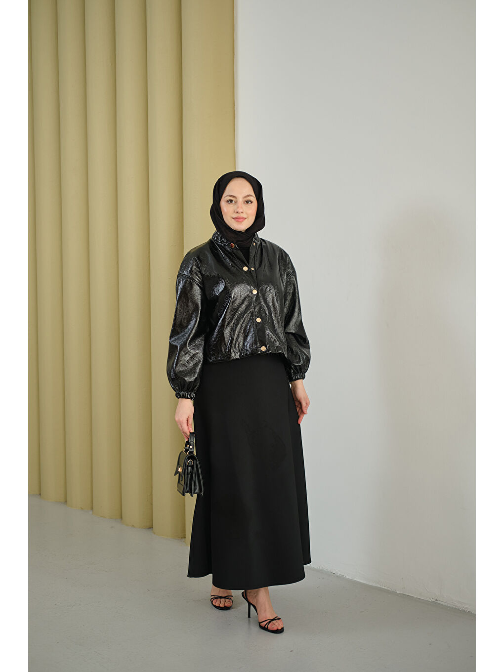 Kadın Parlak Rugan Kısa Ceket Siyah-3