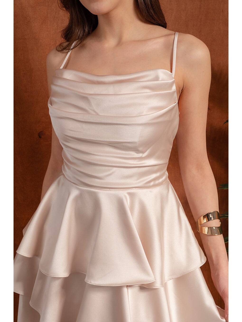 Kadın Bej İnce Askılı Degaje Yaka Mini Saten Mezuniyet Abiye Elbise-3