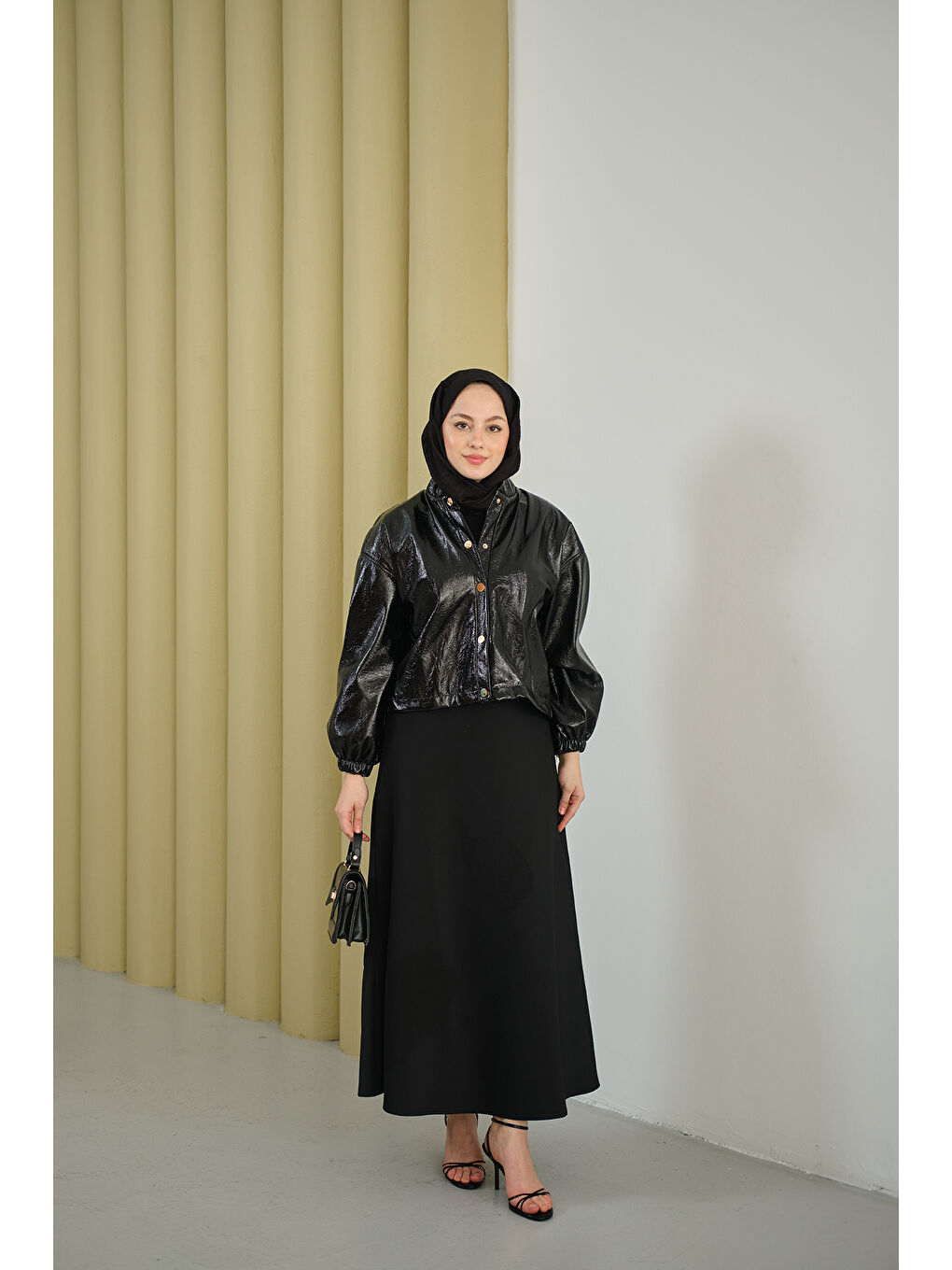 Kadın Parlak Rugan Kısa Ceket Siyah-4