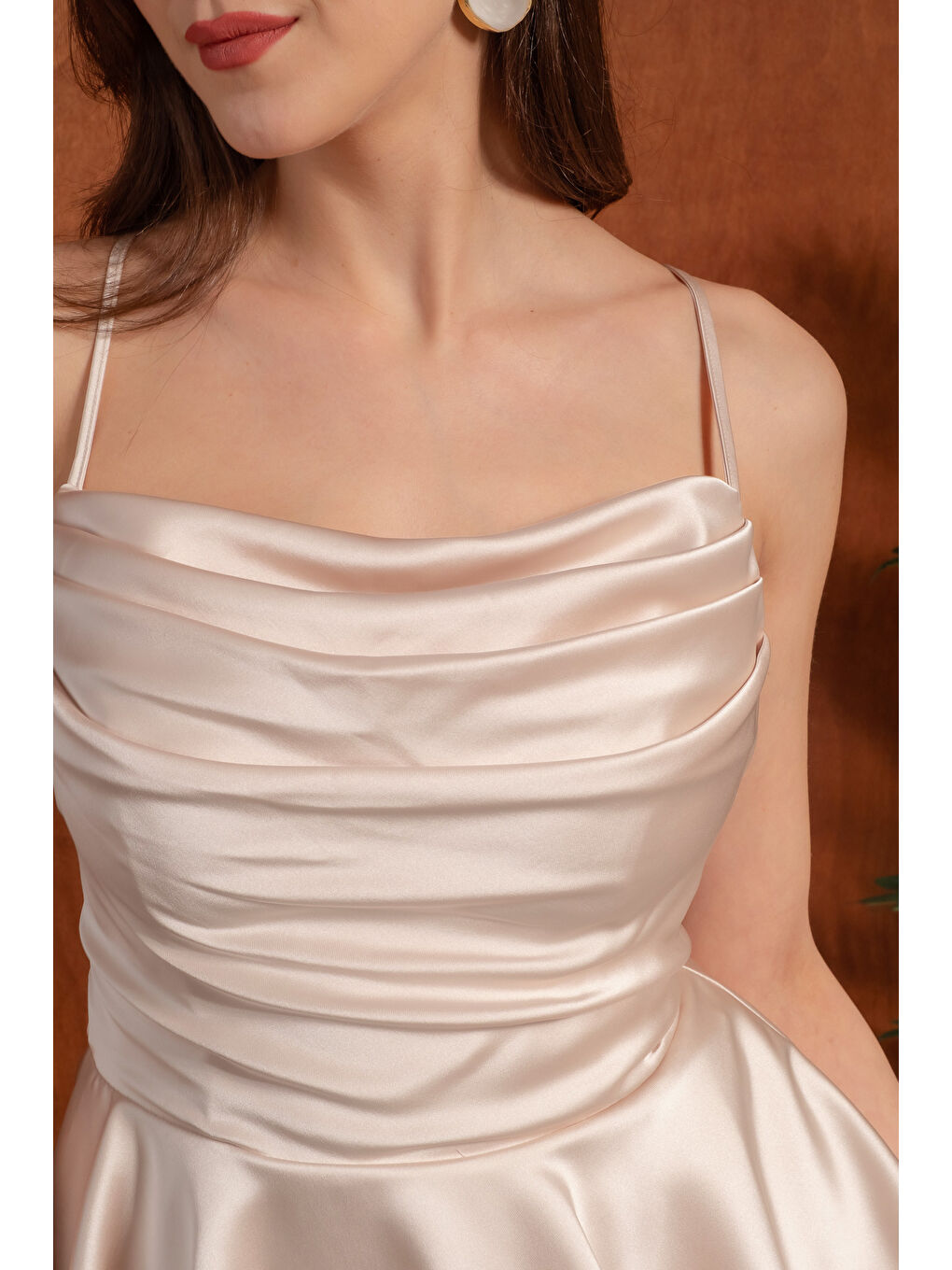 Kadın Bej İnce Askılı Degaje Yaka Mini Saten Mezuniyet Abiye Elbise-4