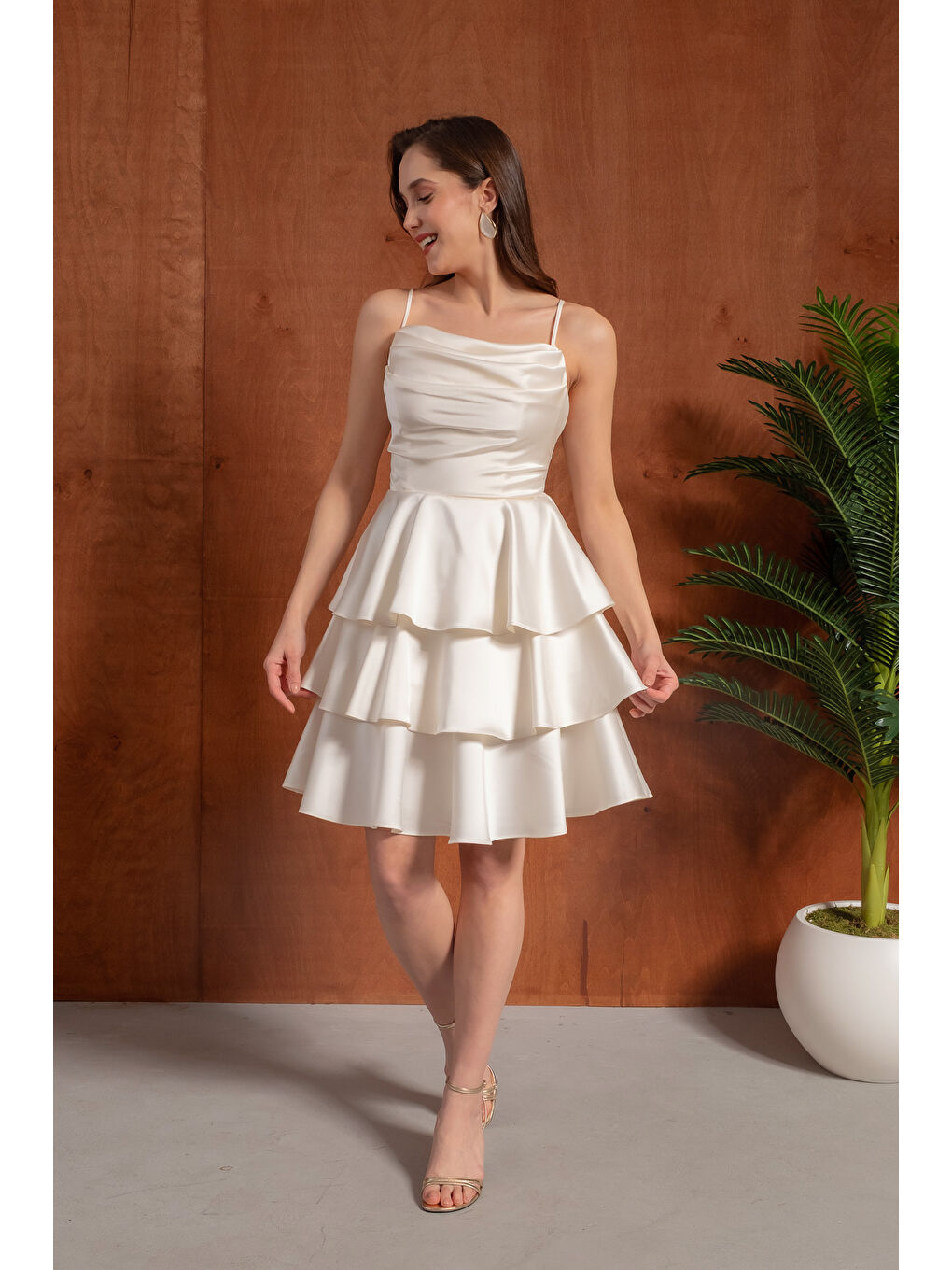 Kadın Ekru İnce Askılı Degaje Yaka Mini Saten Mezuniyet Abiye Elbise