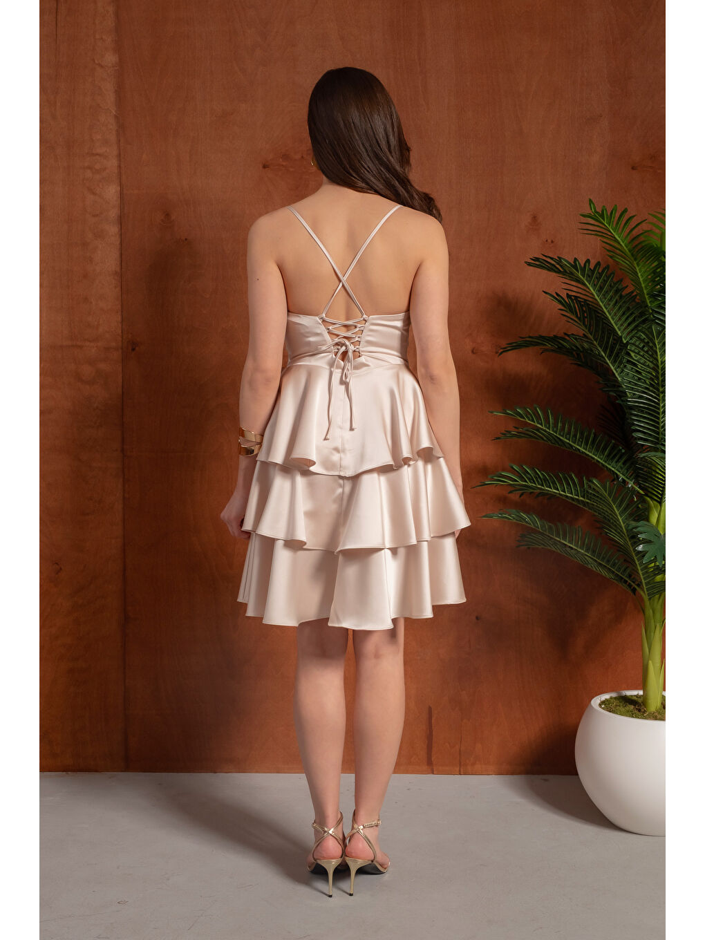Kadın Bej İnce Askılı Degaje Yaka Mini Saten Mezuniyet Abiye Elbise-5
