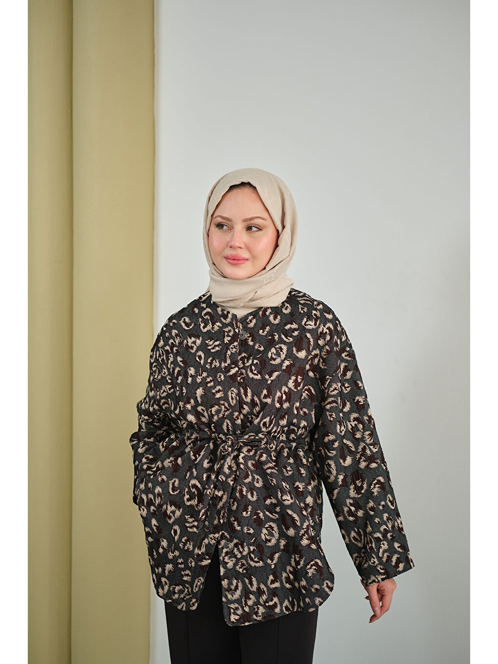 Gri Kadın Yaprak Desen Beli Lastikli Ceket Füme