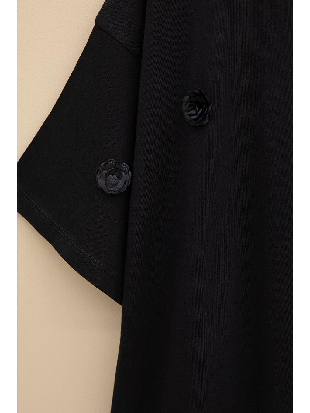 Siyah Gül Nakış Detaylı Kısa Kol Kız Çocuk Oversize Tişört 20805-2