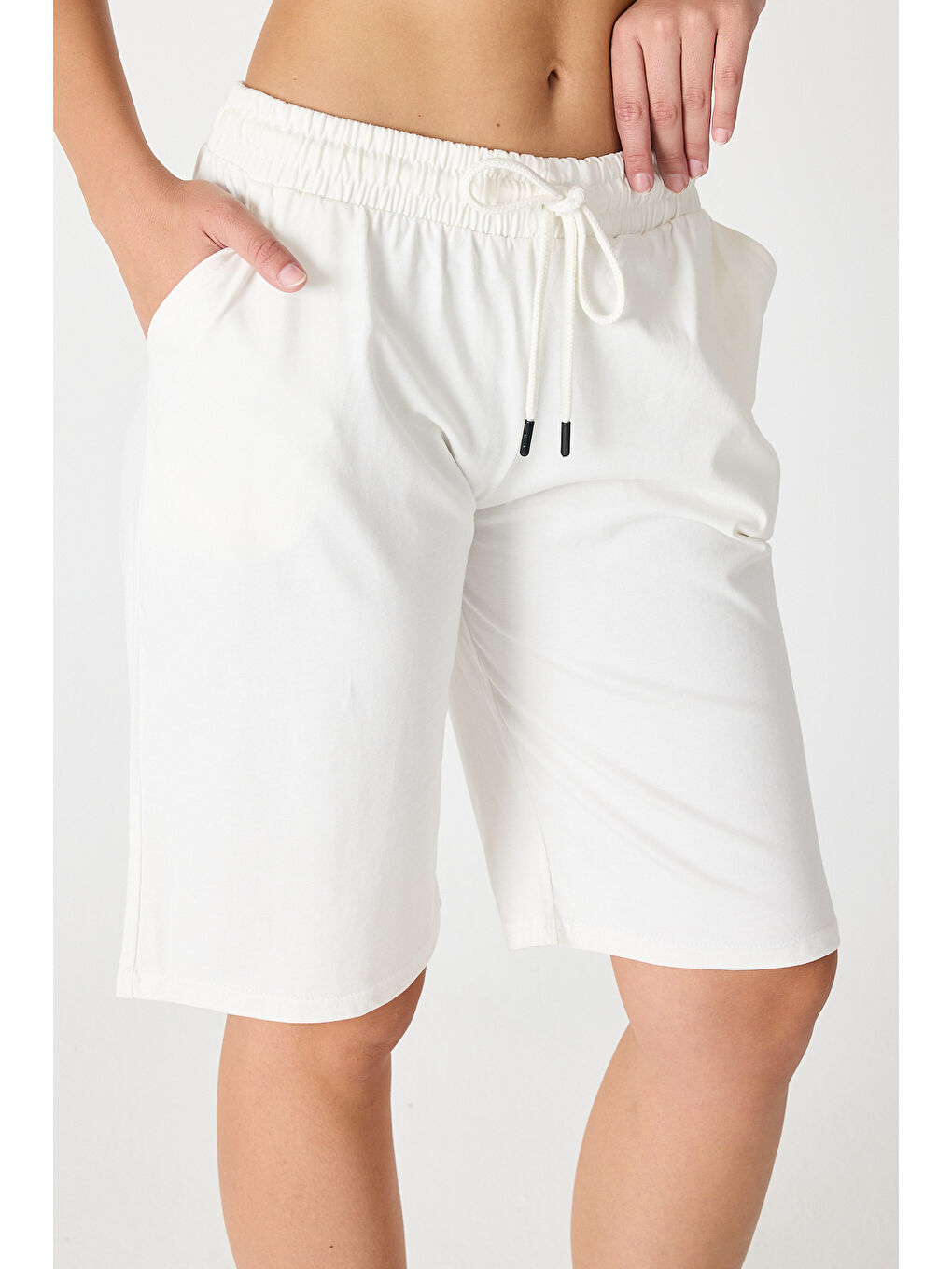 Ekru Kadın Yan Cepli Şort 2999-3