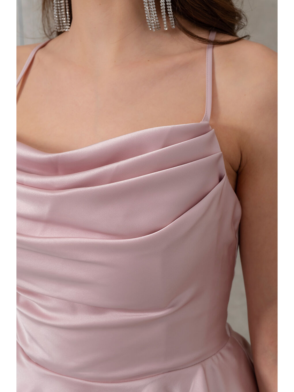 Pembe Kadın Pudra İnce Askılı Degaje Yaka Mini Saten Mezuniyet Abiye Elbise-3