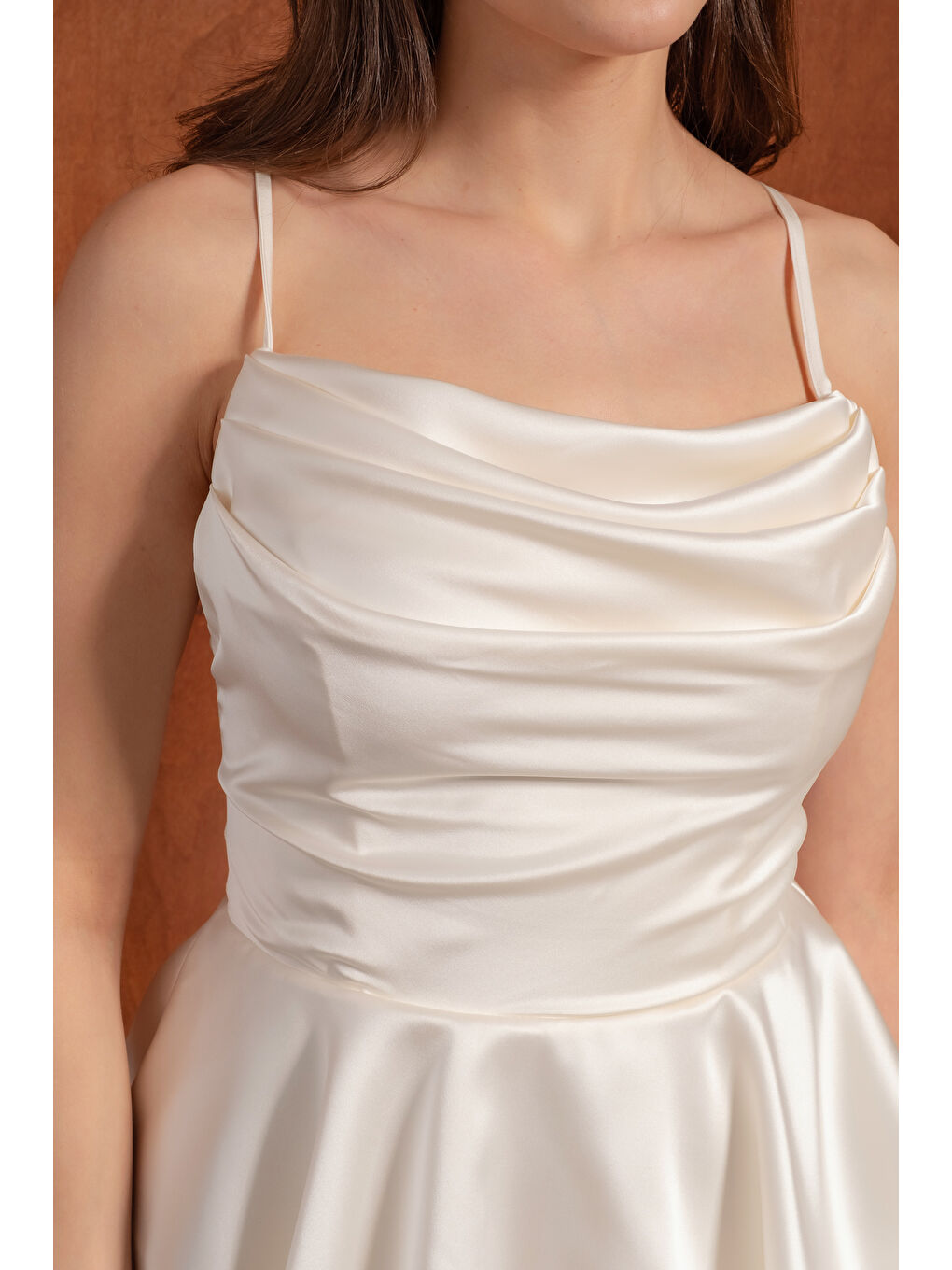 Kadın Ekru İnce Askılı Degaje Yaka Mini Saten Mezuniyet Abiye Elbise-3