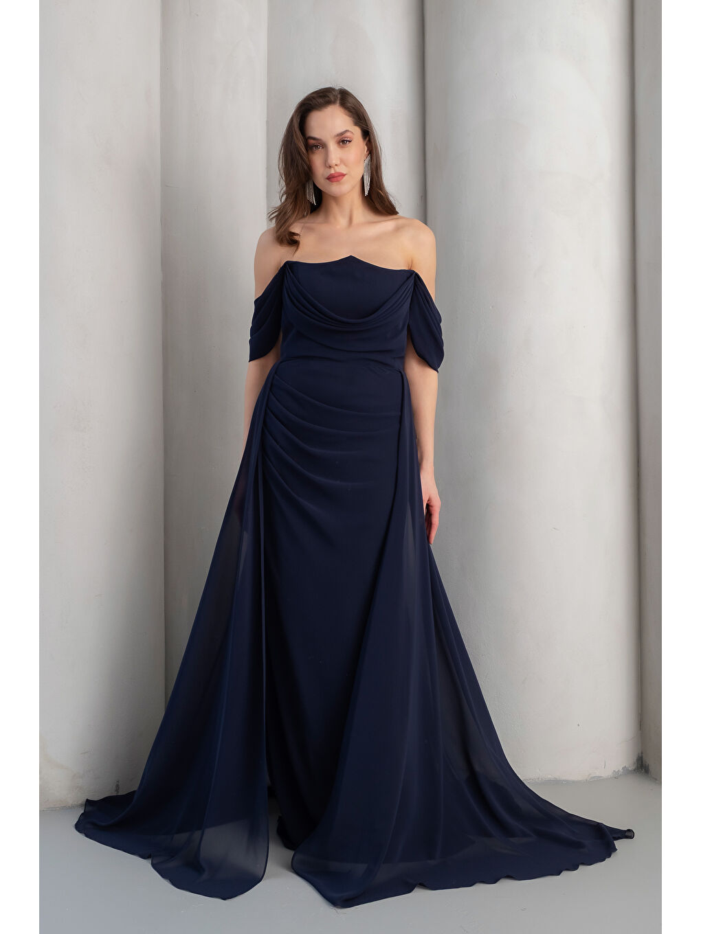 Kadın Lacivert Kayık Yaka Kuyruklu Uzun Şifon Abiye Elbise-1
