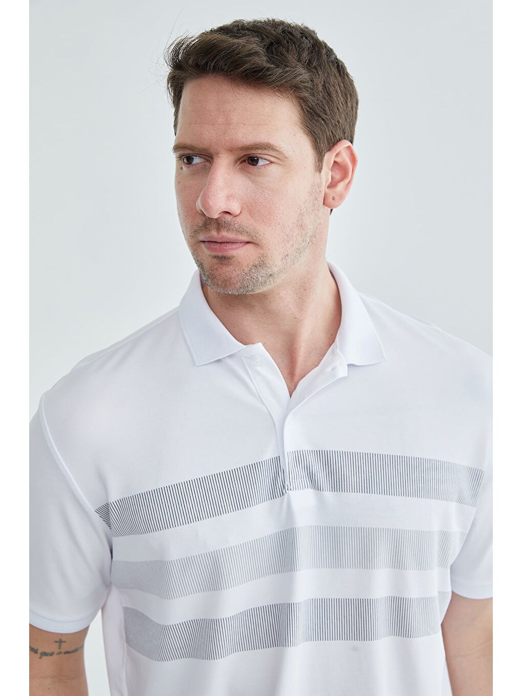 Beyaz Şeritli Düğmeli Polo Yaka Tişört-4