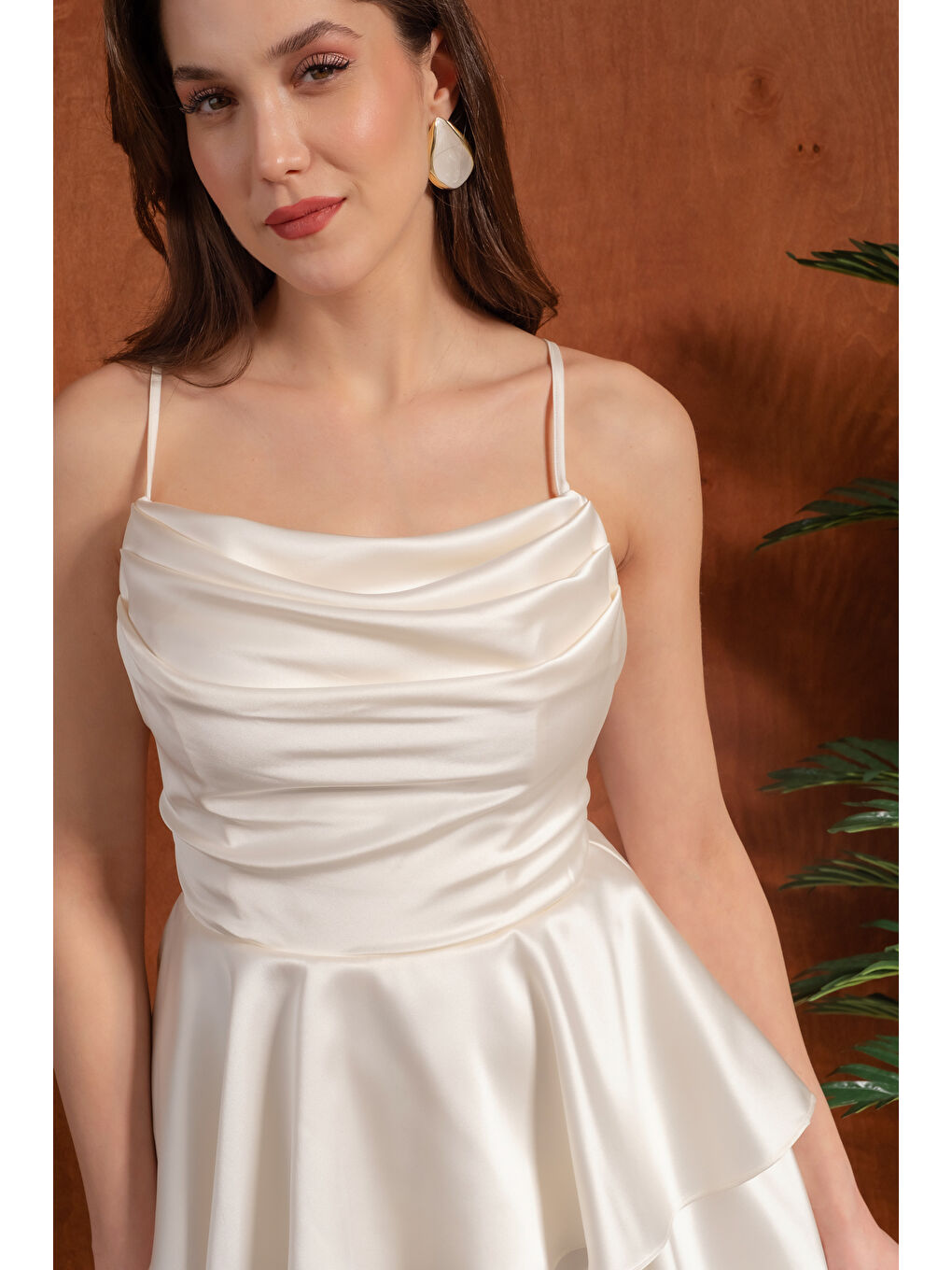 Kadın Ekru İnce Askılı Degaje Yaka Mini Saten Mezuniyet Abiye Elbise-4