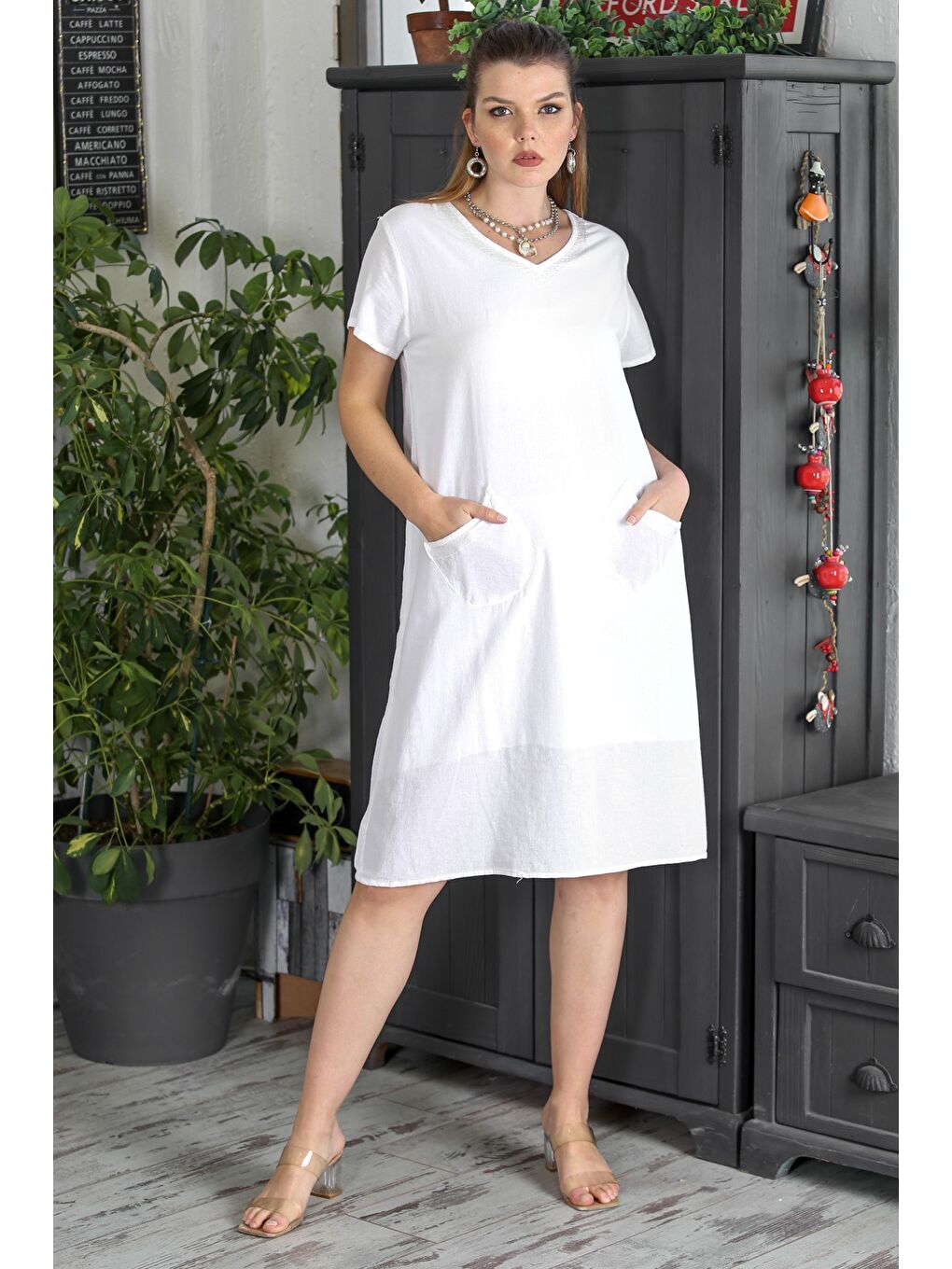 Beyaz V Yaka Kısa Kol Çift Cepli Astarlı Yıkamalı Casual Şile Bezi Dokuma Elbise