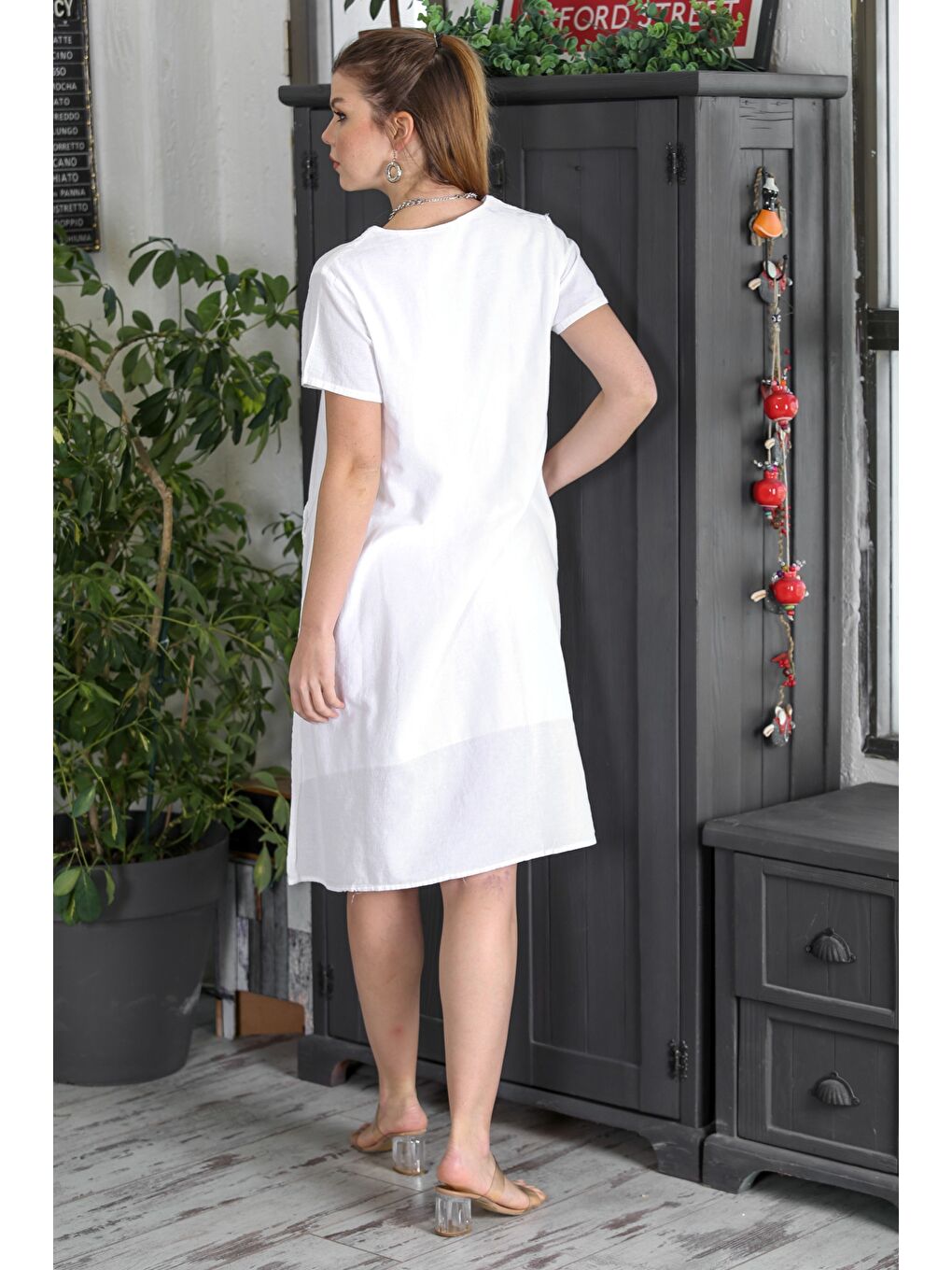 Beyaz V Yaka Kısa Kol Çift Cepli Astarlı Yıkamalı Casual Şile Bezi Dokuma Elbise-6