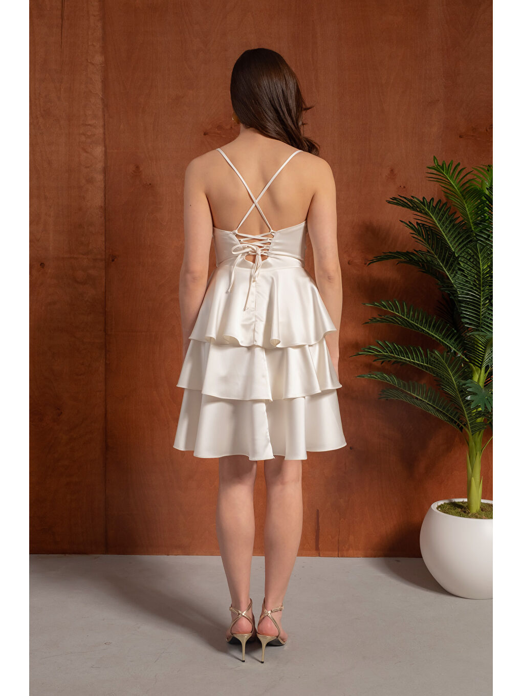 Kadın Ekru İnce Askılı Degaje Yaka Mini Saten Mezuniyet Abiye Elbise-5