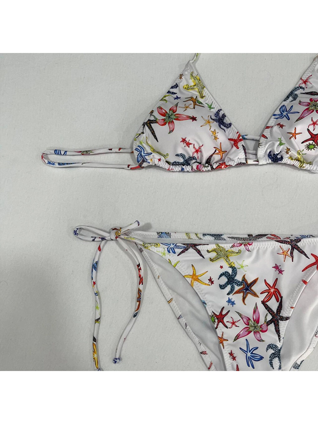 Kadın Beyaz Yıldız Temalı Boyundan İp Bağlamalı Üçgen Bikini Takımı HZL25S-LC5005-1