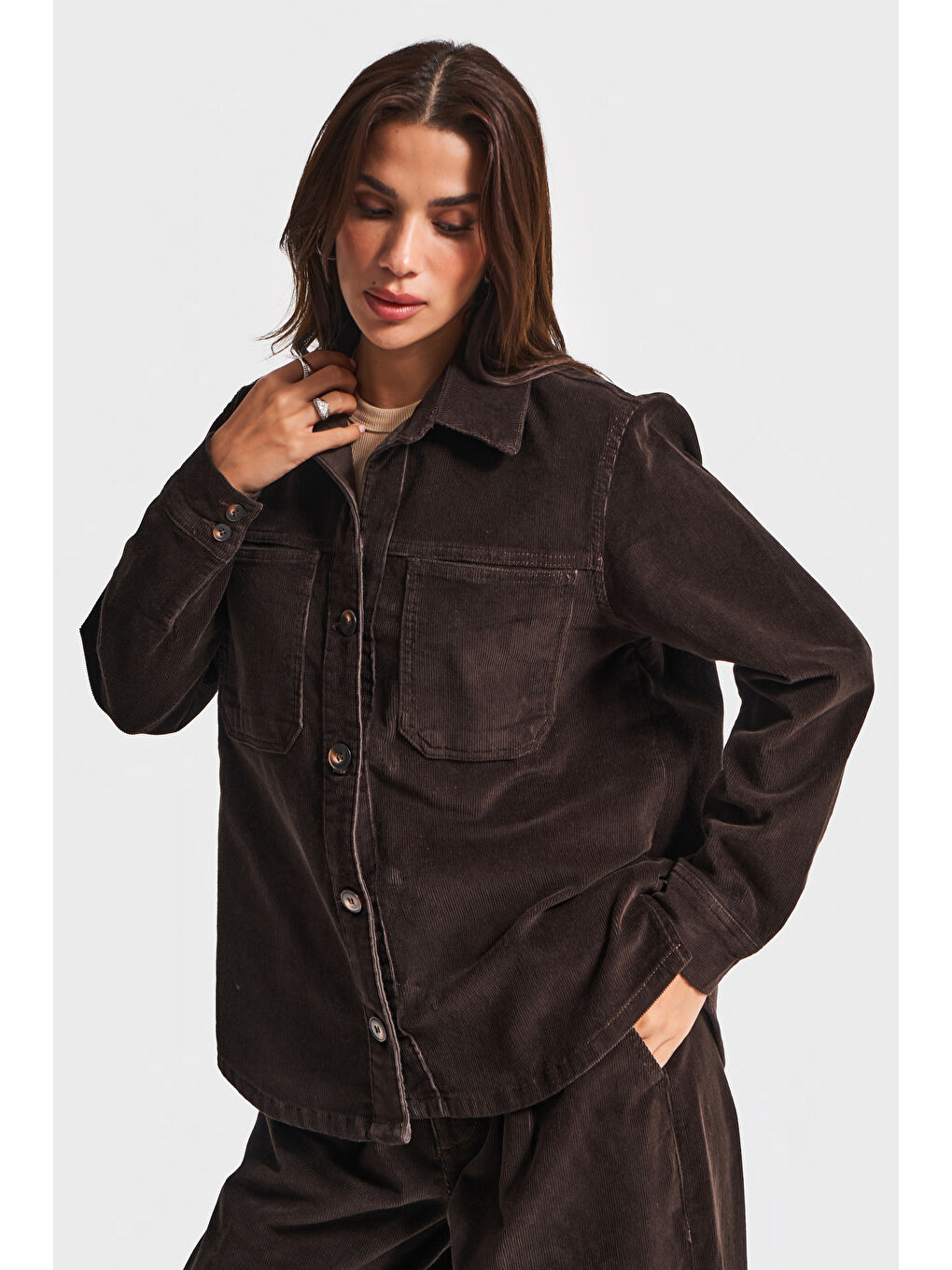 Kadın Kahverengi 26w5-136 Oversize Fitilli Velvet Kadife Kumaş Önü Düğmeli Ceket-2