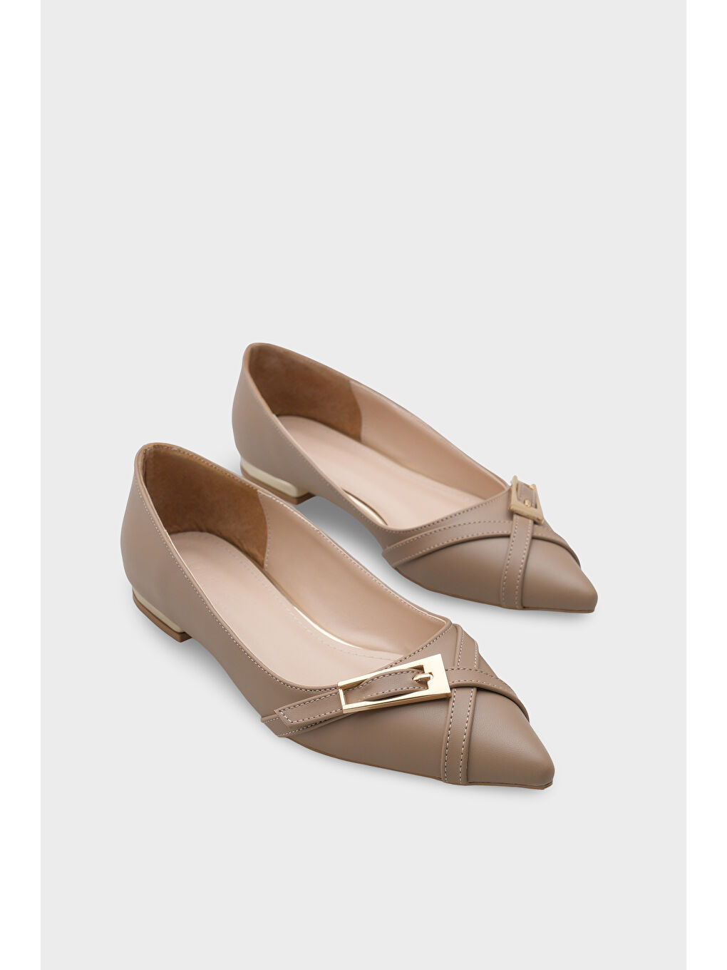 Bej Karry Sivri Burunlu Kısa Topuklu Metal Aksesuarlı Kadın Babet-1