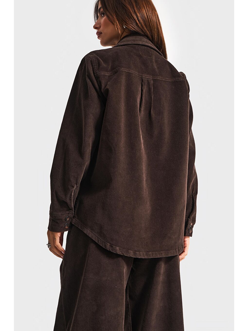 Kadın Kahverengi 26w5-136 Oversize Fitilli Velvet Kadife Kumaş Önü Düğmeli Ceket-3