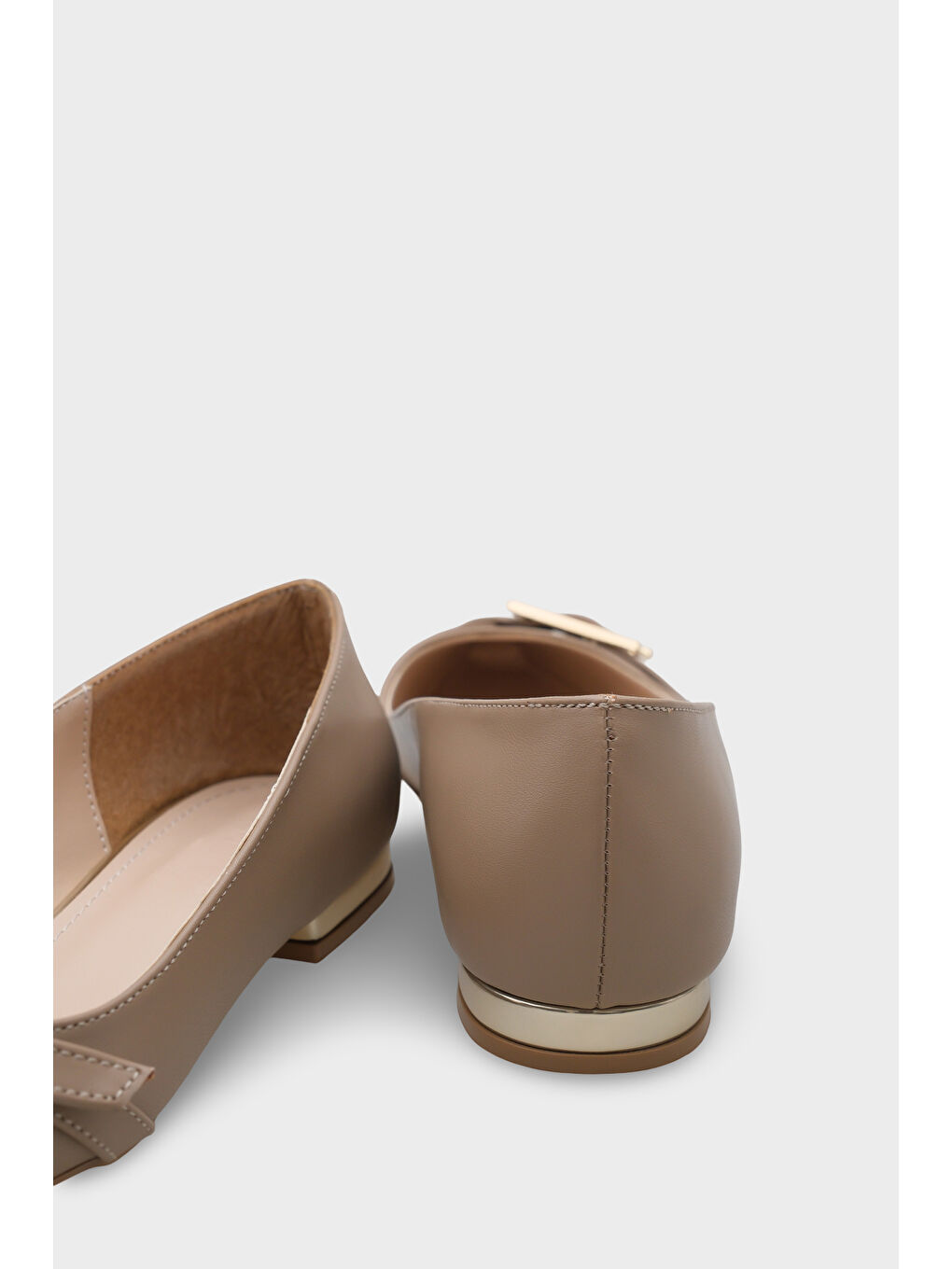 Bej Karry Sivri Burunlu Kısa Topuklu Metal Aksesuarlı Kadın Babet-3