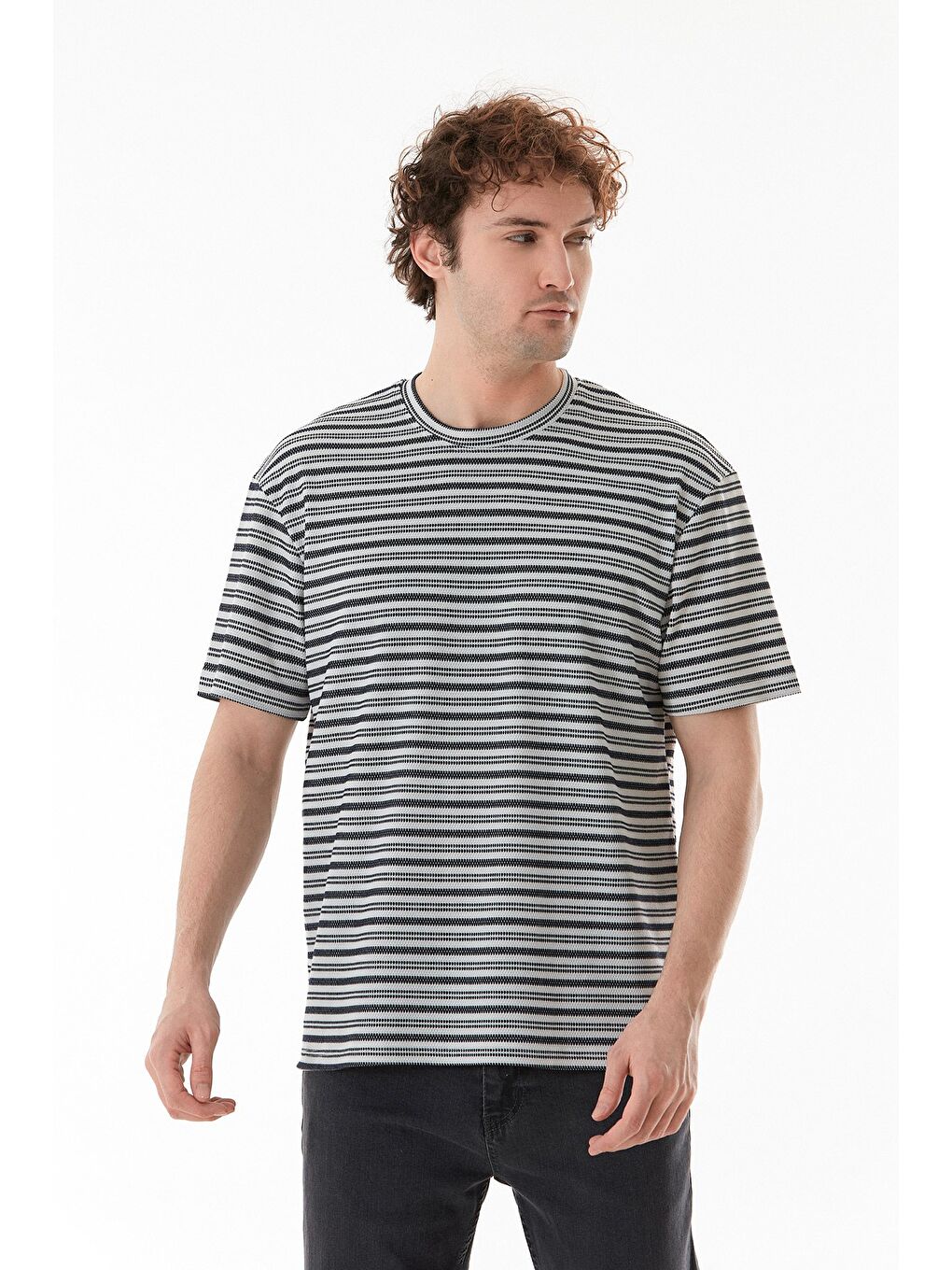 Lacivert Çizgili Jakarlı Bisiklet Yaka Tişört-1