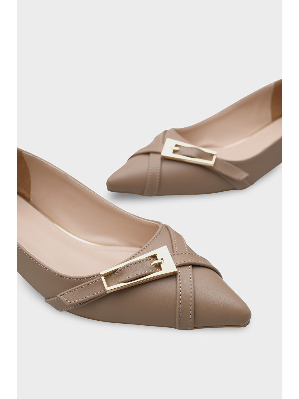 Bej Karry Sivri Burunlu Kısa Topuklu Metal Aksesuarlı Kadın Babet-4