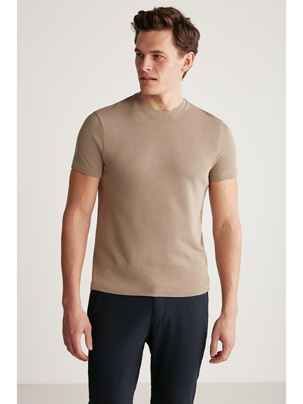 Bej Erkek Slim Fit Triko Görünümlü Kumaşlı Triko Yakalı Kalın Dokulu Vizon Tişört-1