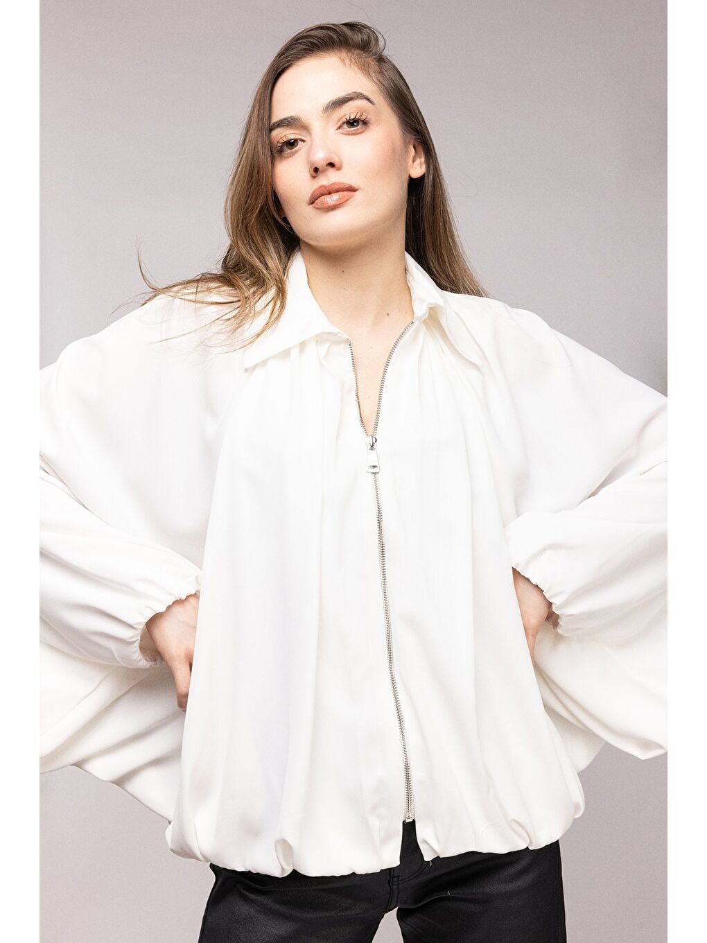Beyaz Ekru Oversize Balon Kollu Fermuarlı Dökümlü Gömlek - Cepli