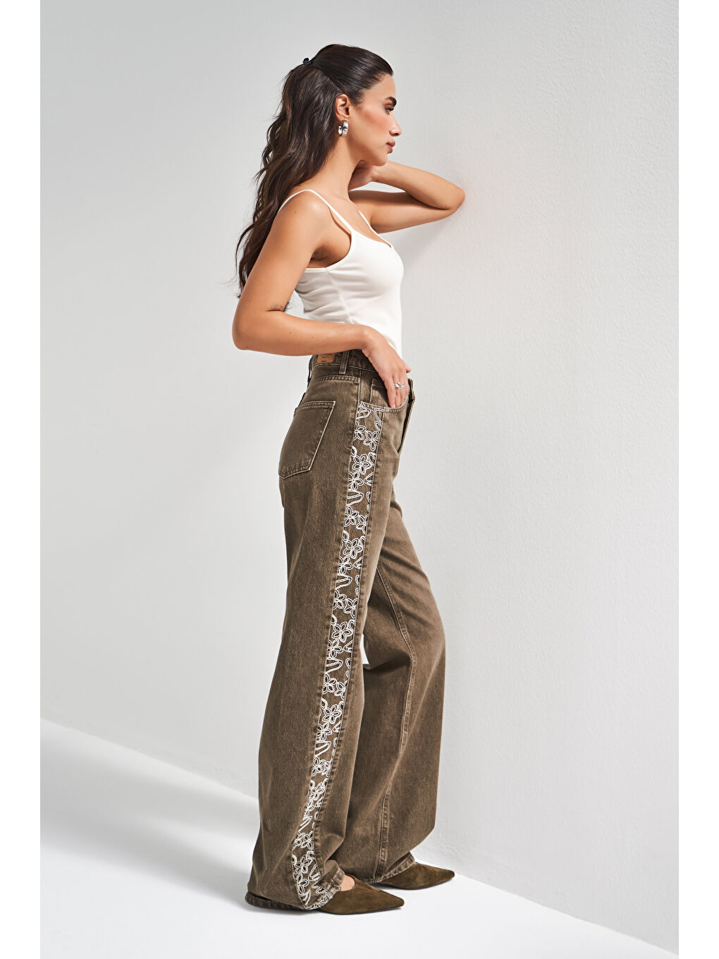 Kadın Taşlanmış Haki Renk 2w5-15 Straight Fit Nakış Detaylı Özel Tasarım Denim Jean-2