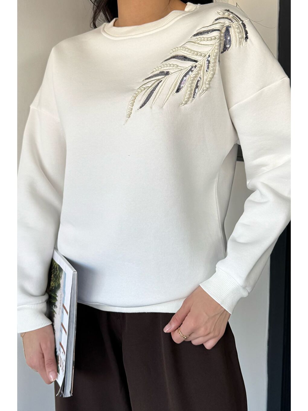 Ekru Kadın Bisiklet Yaka Pul Nakışlı Şardonlu Sweatshirt