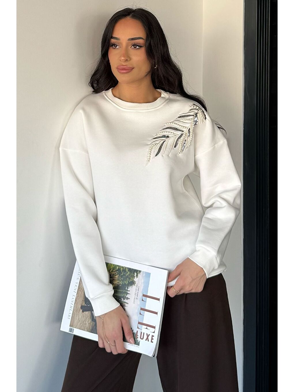 Ekru Kadın Bisiklet Yaka Pul Nakışlı Şardonlu Sweatshirt-1