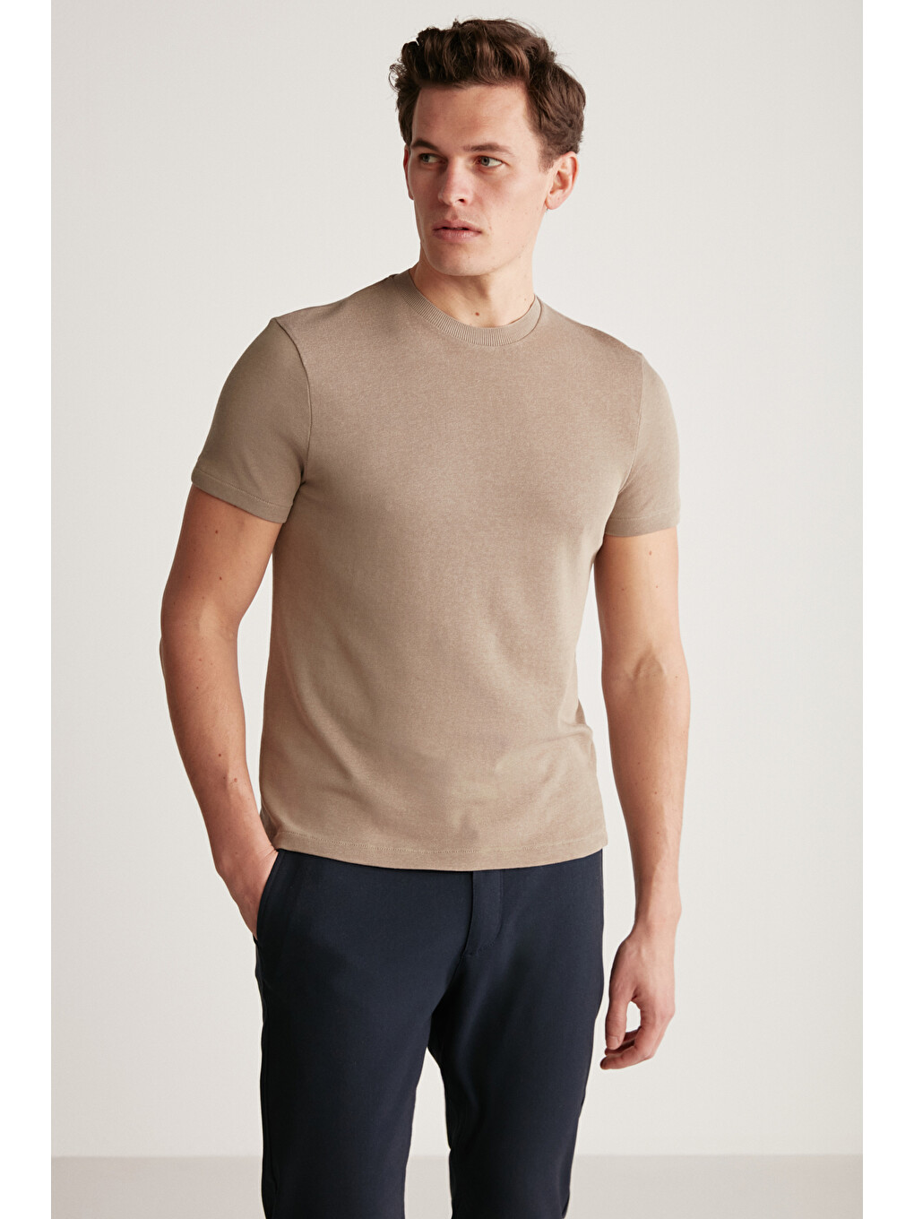 Bej Erkek Slim Fit Triko Görünümlü Kumaşlı Triko Yakalı Kalın Dokulu Vizon Tişört-2