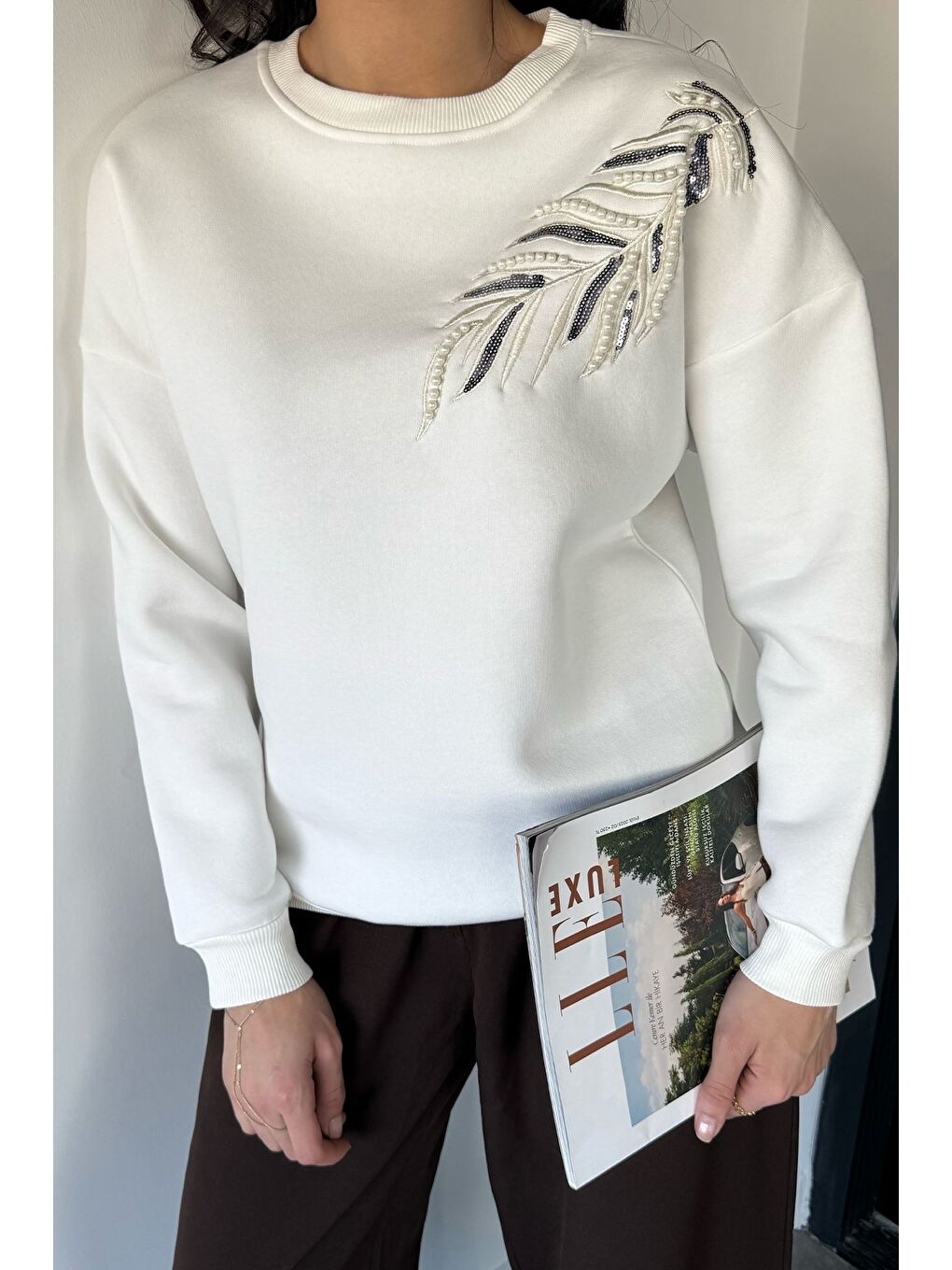 Ekru Kadın Bisiklet Yaka Pul Nakışlı Şardonlu Sweatshirt-2