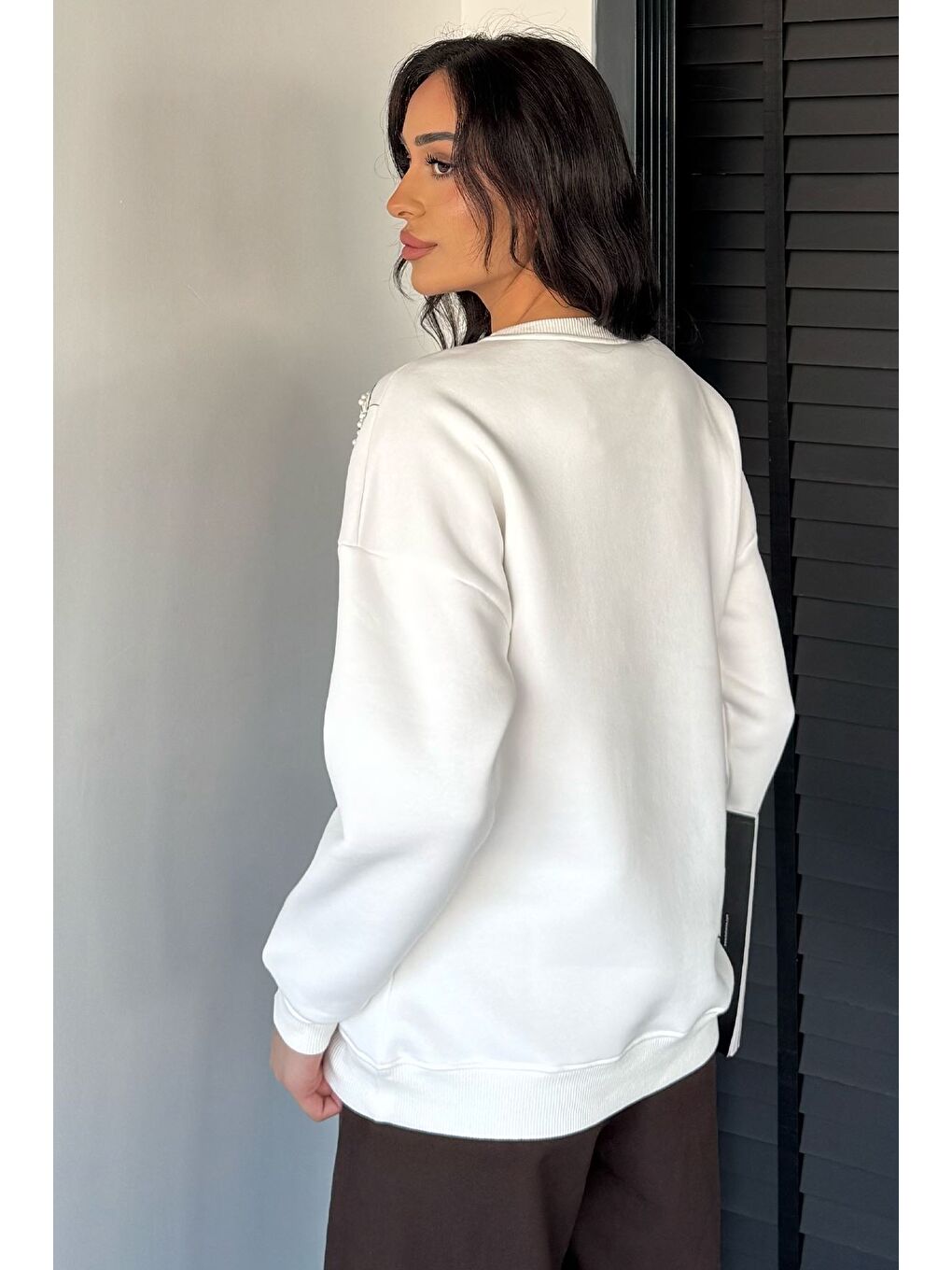 Ekru Kadın Bisiklet Yaka Pul Nakışlı Şardonlu Sweatshirt-3