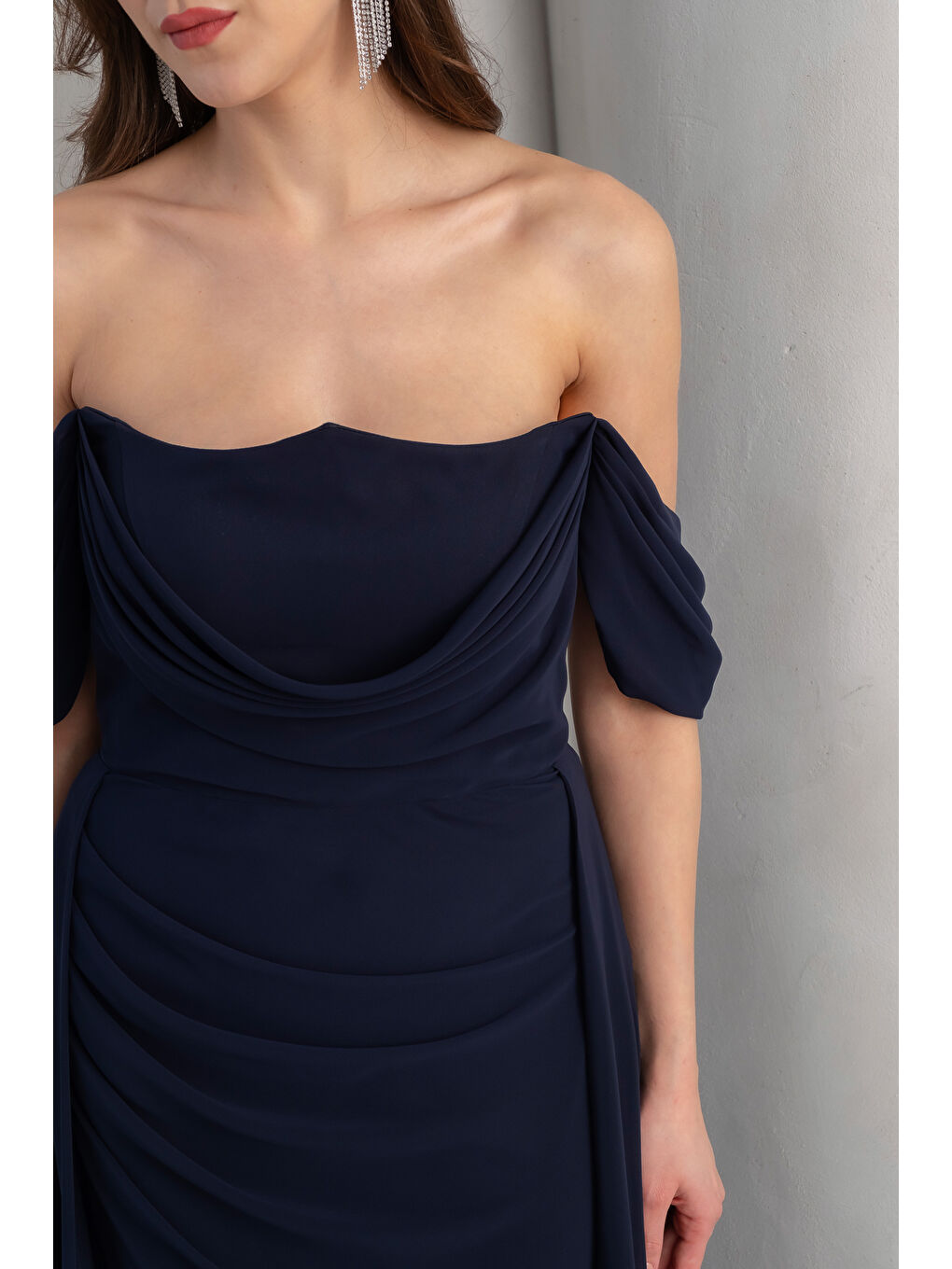 Kadın Lacivert Kayık Yaka Kuyruklu Uzun Şifon Abiye Elbise-3