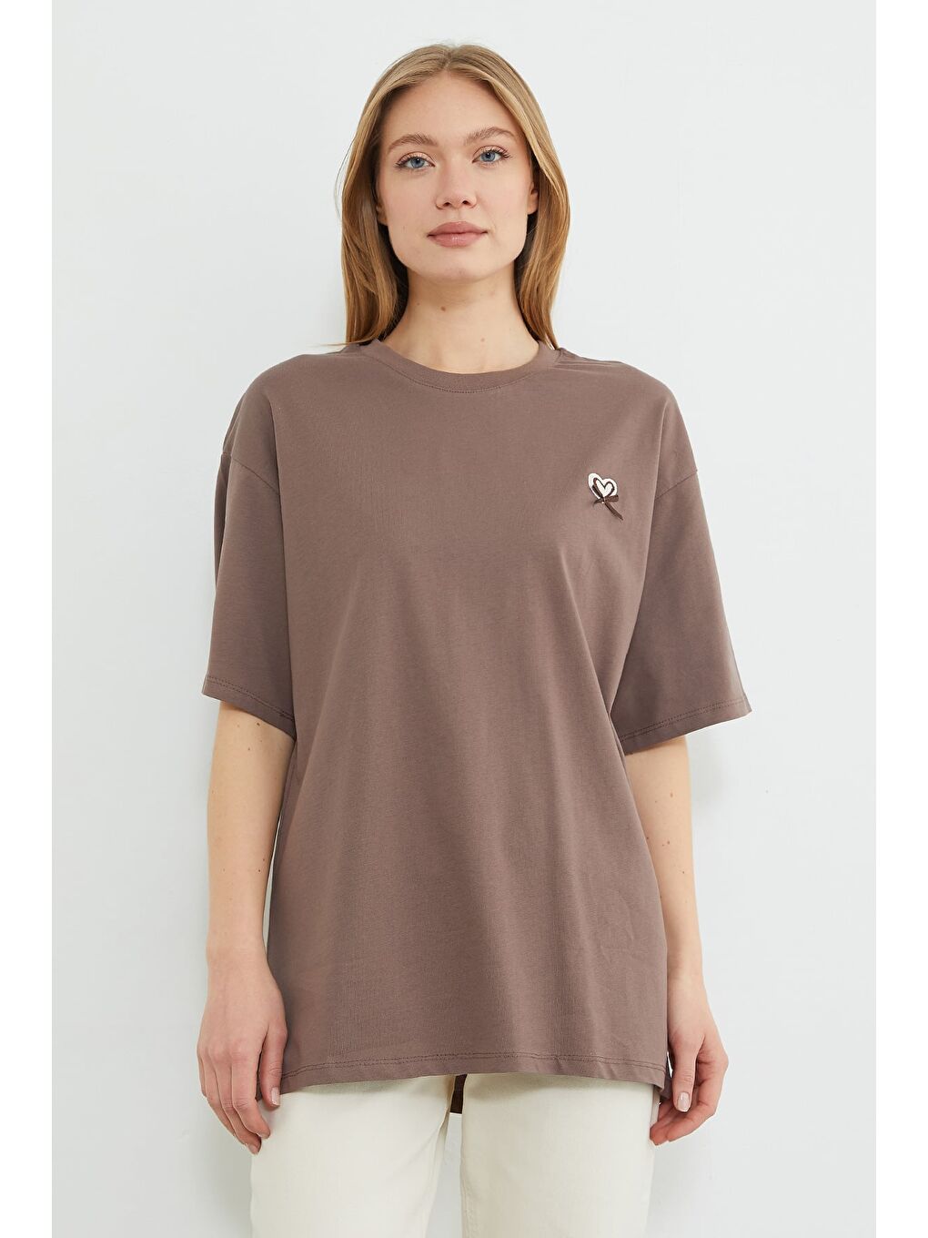 Kahverengi Kalp Nakışlı Bisiklet Yaka Salaş Tişört