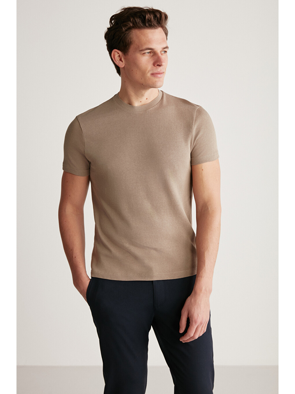 Bej Erkek Slim Fit Triko Görünümlü Kumaşlı Triko Yakalı Kalın Dokulu Vizon Tişört-3