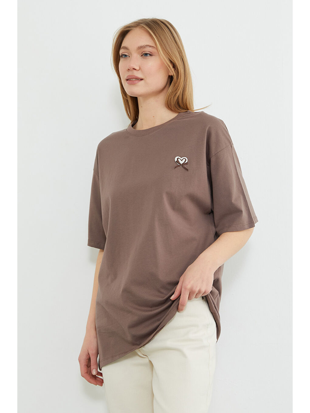 Kahverengi Kalp Nakışlı Bisiklet Yaka Salaş Tişört-1