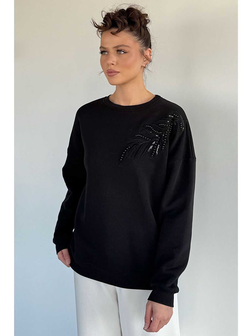 Siyah Kadın Bisiklet Yaka Pul Nakışlı Şardonlu Sweatshirt