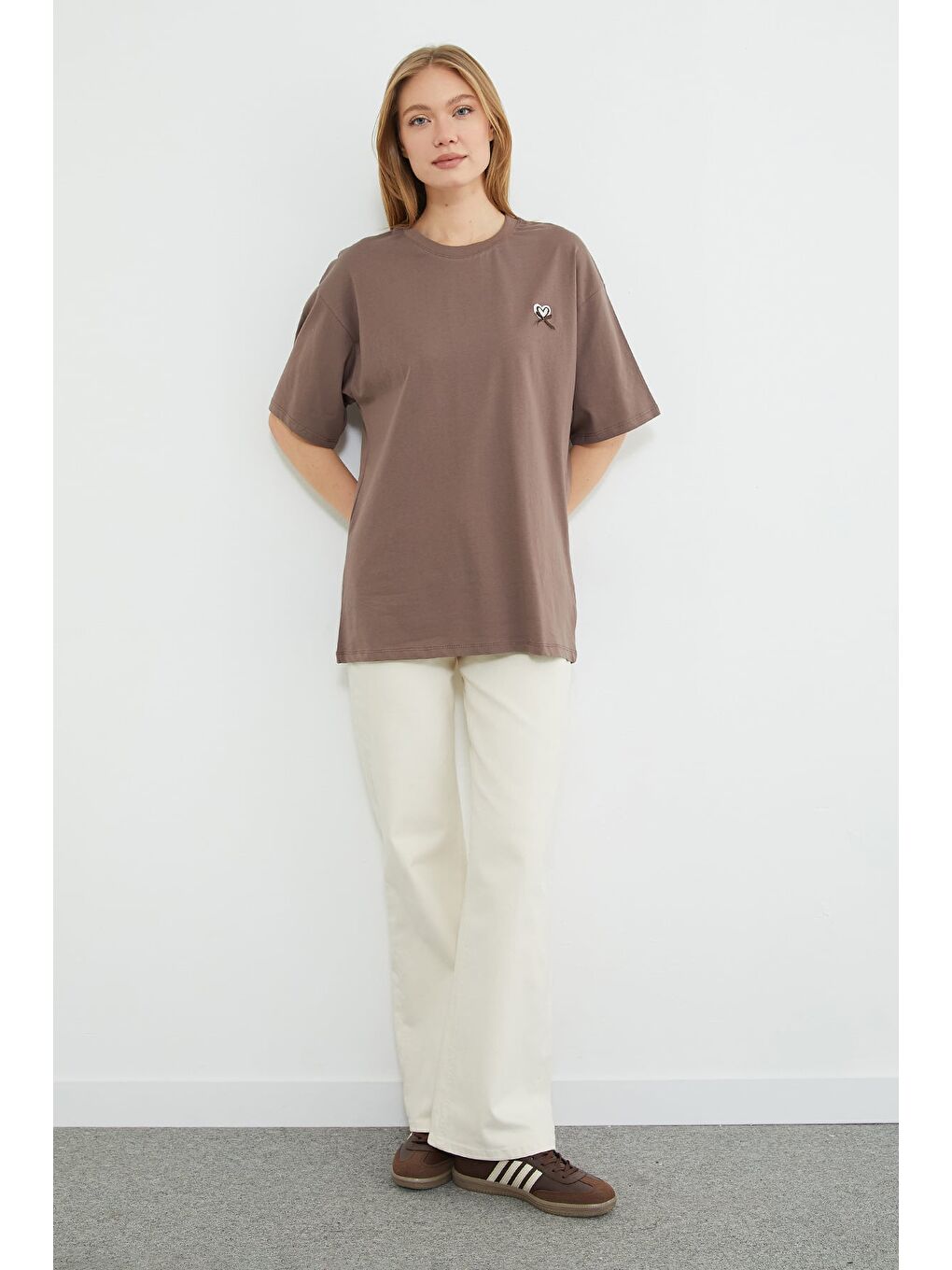 Kahverengi Kalp Nakışlı Bisiklet Yaka Salaş Tişört-2