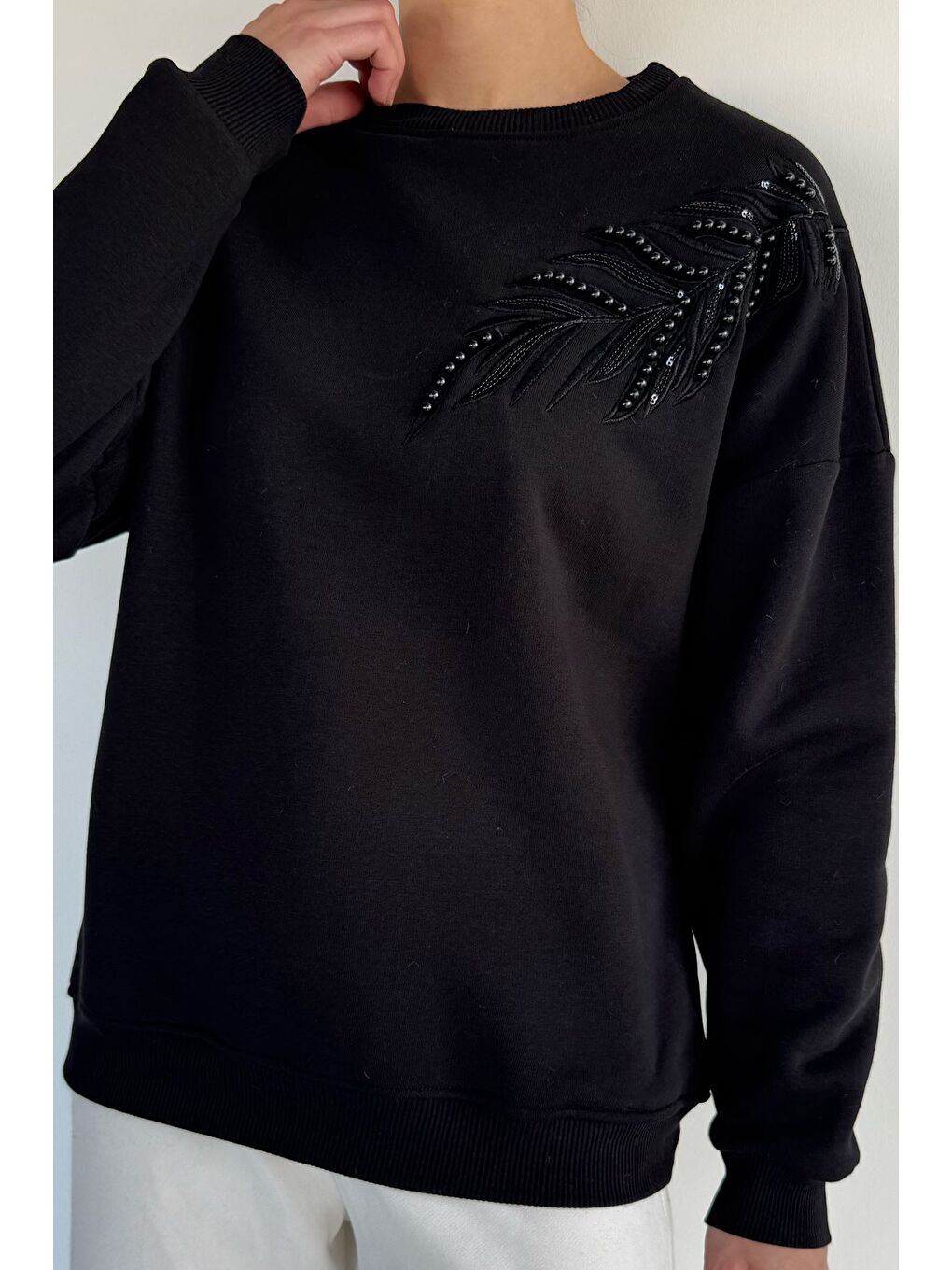 Siyah Kadın Bisiklet Yaka Pul Nakışlı Şardonlu Sweatshirt-1