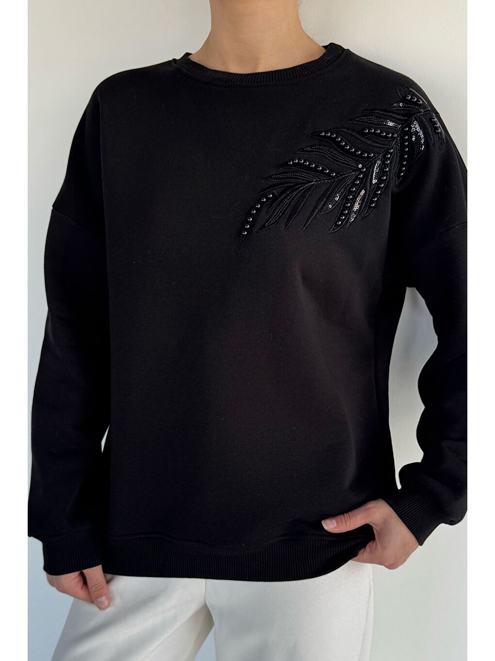 Siyah Kadın Bisiklet Yaka Pul Nakışlı Şardonlu Sweatshirt-2