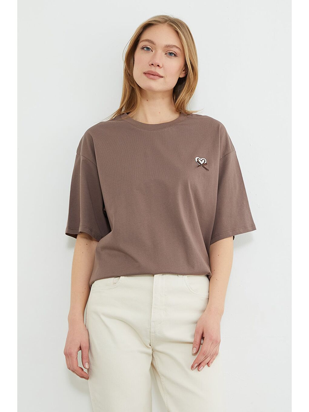 Kahverengi Kalp Nakışlı Bisiklet Yaka Salaş Tişört-3